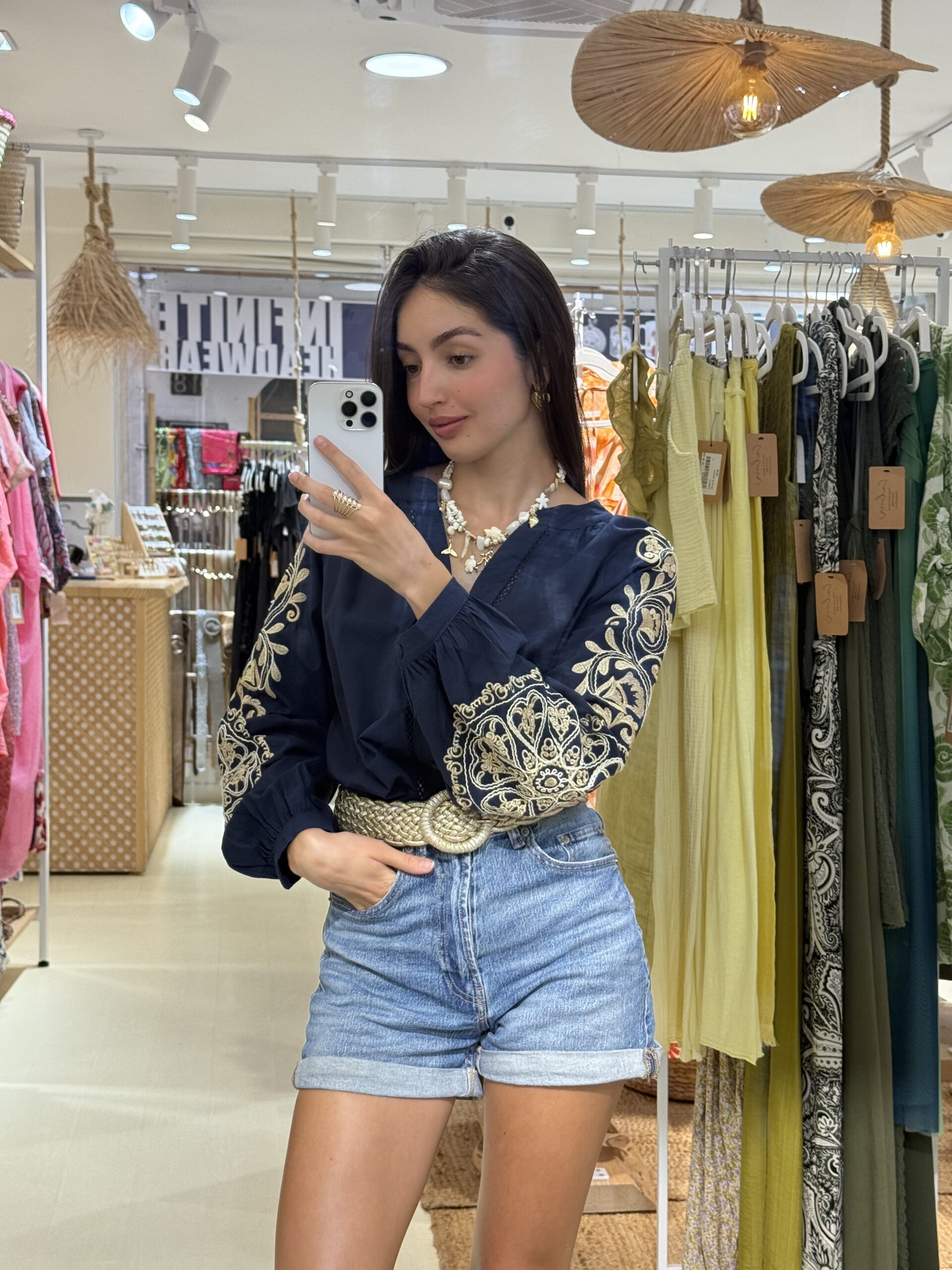 COMPRAR Blusa azul navy con bordados beige en mangas y botones forrados