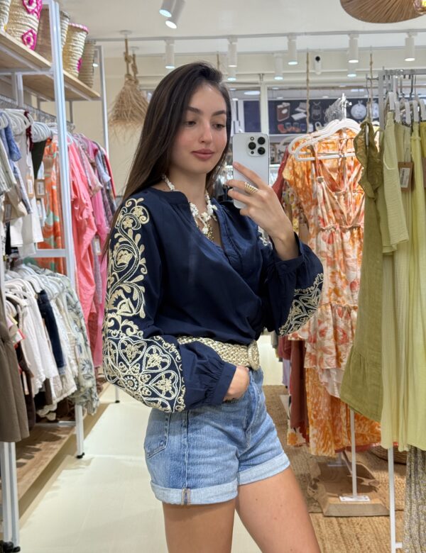 COMPRAR Blusa azul navy con bordados beige en mangas y botones forrados
