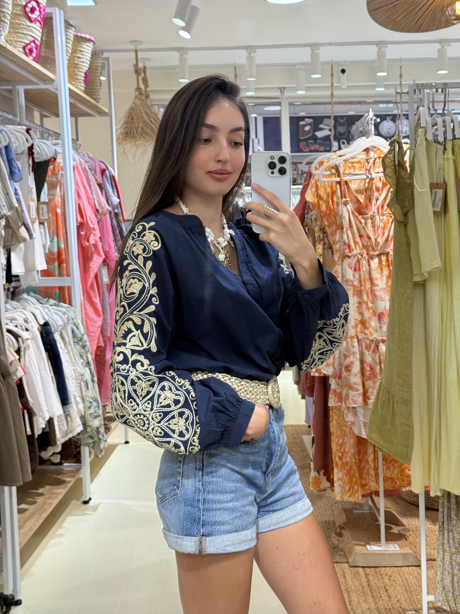 COMPRAR Blusa azul navy con bordados beige en mangas y botones forrados