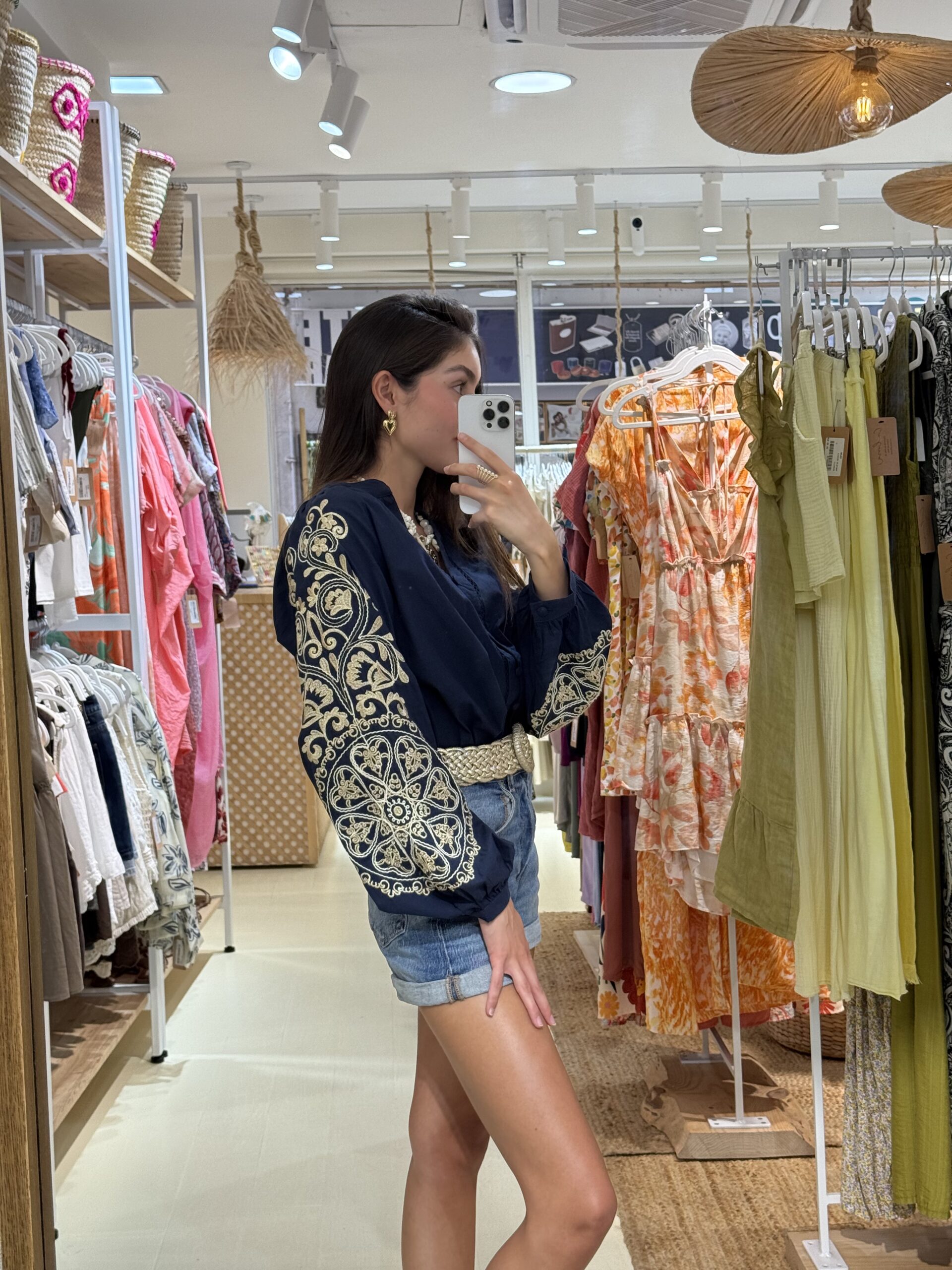 COMPRAR Blusa azul navy con bordados beige en mangas y botones forrados