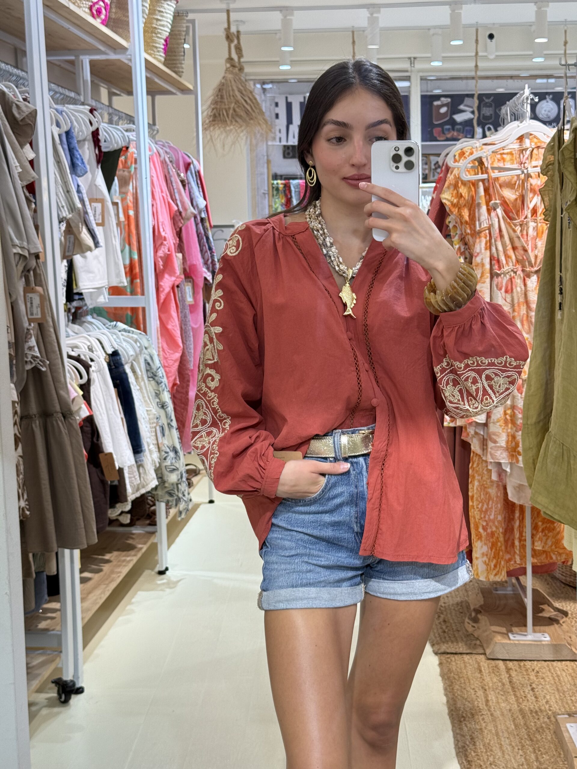 COMPRAR Blusa teja con bordados beige en mangas globo y botones forrados