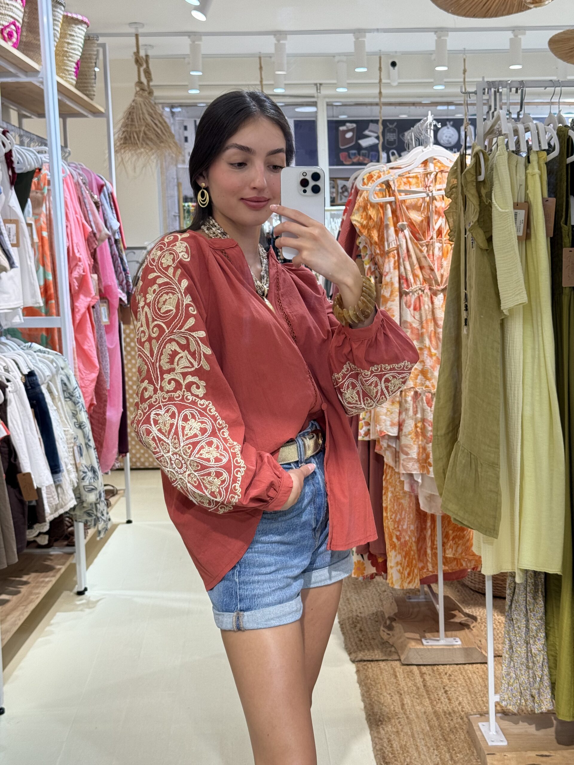 COMPRAR Blusa teja con bordados beige en mangas globo y botones forrados