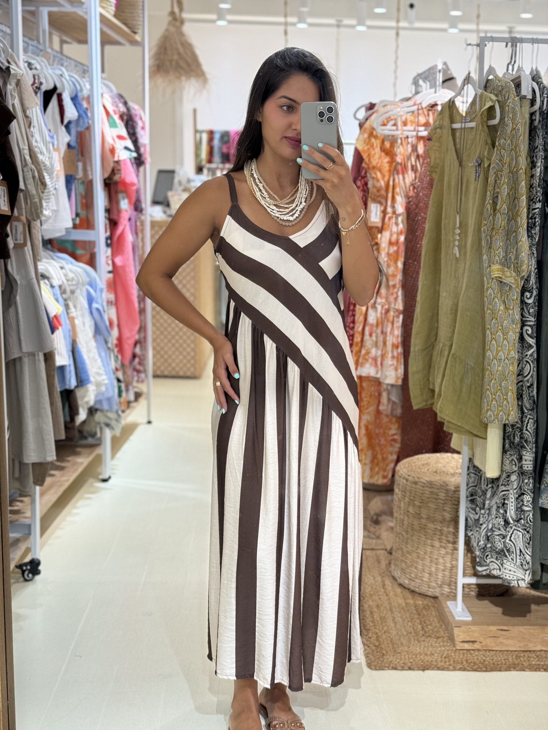 ACCESORIOS MUJER LLORET DE MAR BOLSO CALMALLORET CALMA FLORES CAPAZO ESTRELLA DE MAR MARGARITAS MINI TOTE BAG JOYERÍA BISUTERÍA ANILLOS COLLARES PULSERAS PENDIENTES CONJUNTO CONJUNTOS COLORES MODA FEMENINA ROPA MEDITERRANEO MUJER CHICA JUVENIL SEÑORA CAMISETA VESTIDO PANTALÓN FALDA CONJUNTO CHIC SHORT