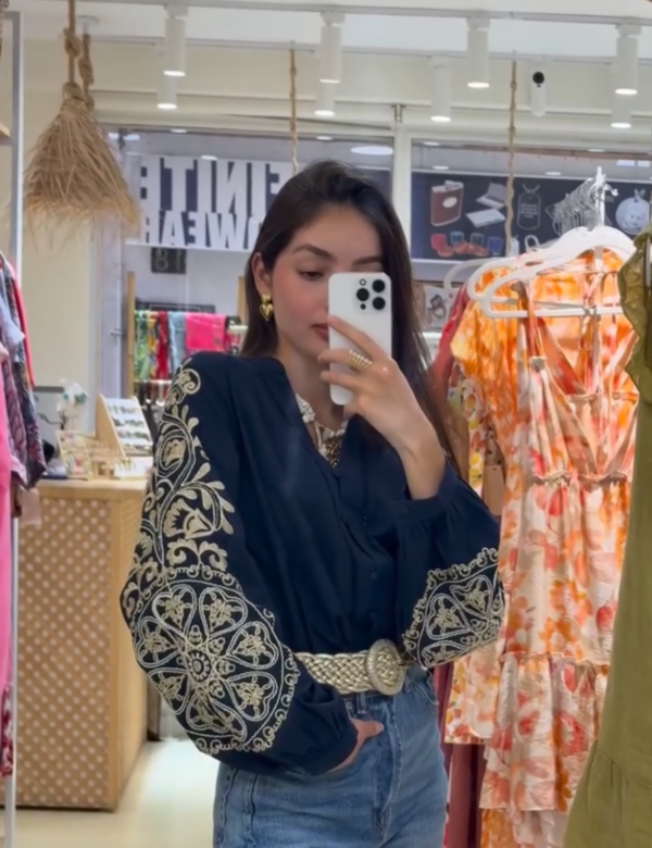 COMPRAR Blusa azul navy con bordados beige en mangas y botones forrados