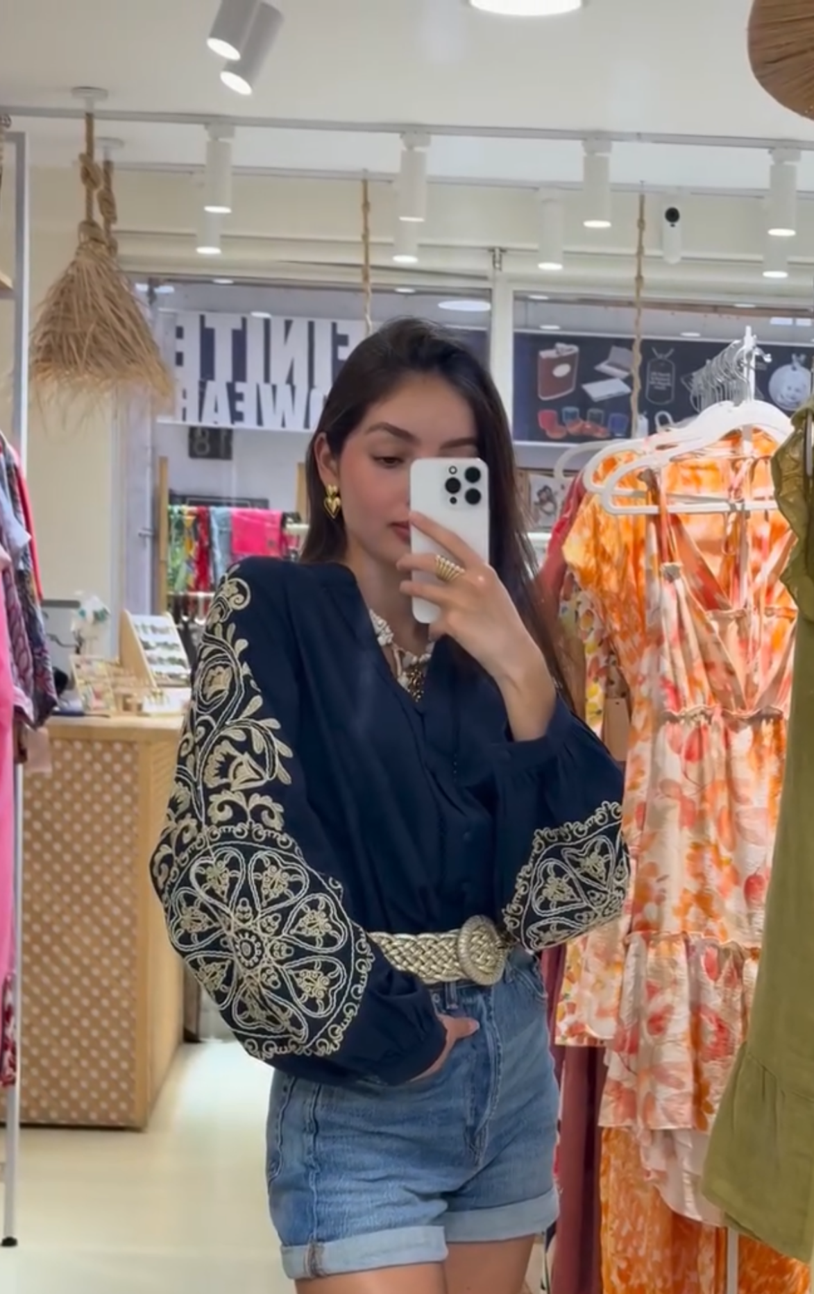 COMPRAR Blusa azul navy con bordados beige en mangas y botones forrados