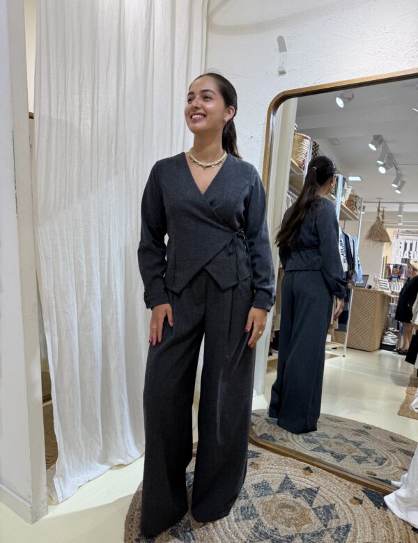 COMPRAR Conjunto de tejido tipo sastre con top cruzado de lazo lateral y pantalón wide leg de tiro alto con pinzas. Disponible en gris antracita y beige.