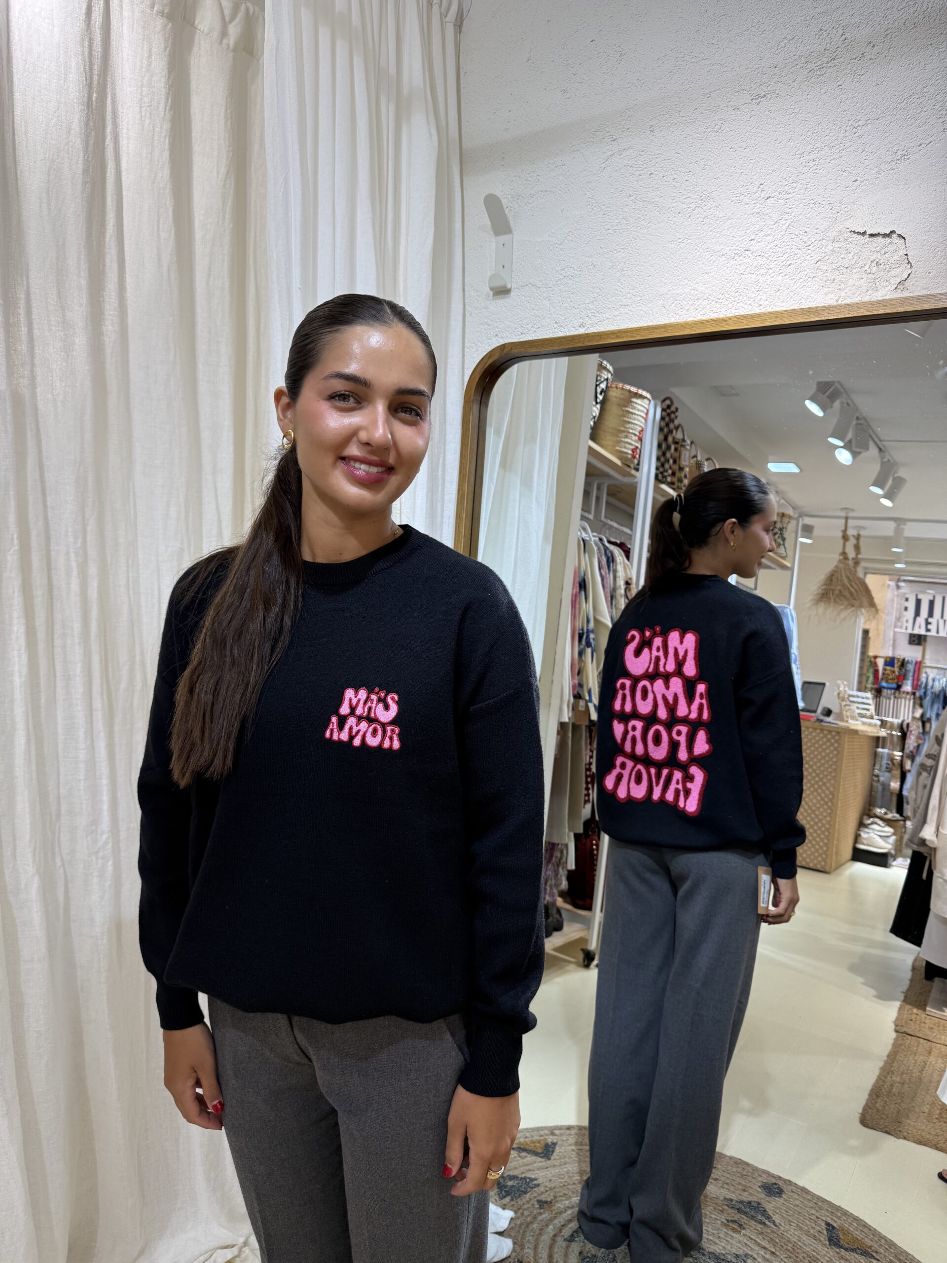 COMPRAR Jersey de punto suave con mensaje “Más Amor Por Favor”: mini aplique en el pecho y gran motivo en la espalda en chenilla rosa/fucsia. Fit relajado.