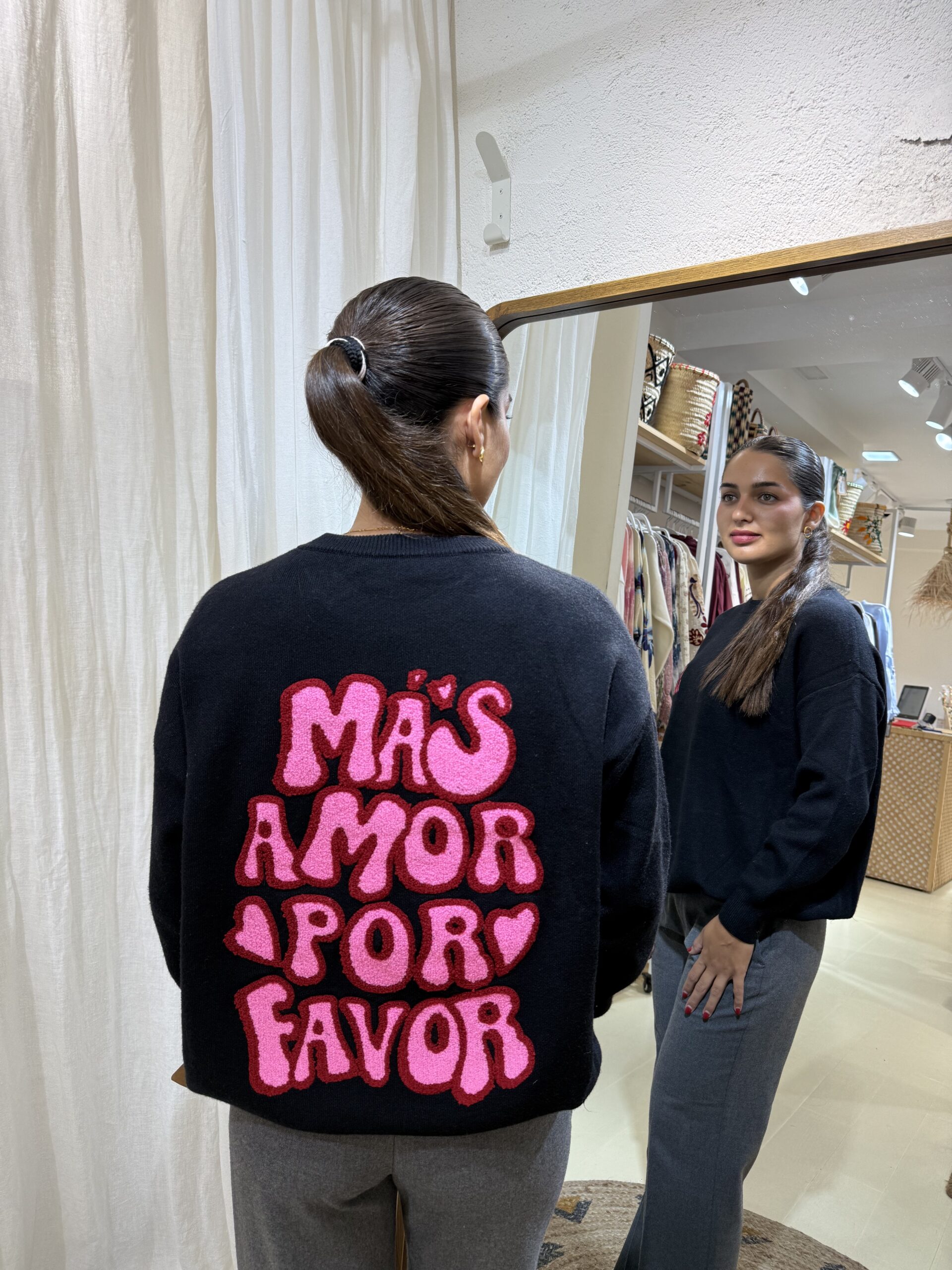 COMPRAR Jersey de punto suave con mensaje “Más Amor Por Favor”: mini aplique en el pecho y gran motivo en la espalda en chenilla rosa/fucsia. Fit relajado.