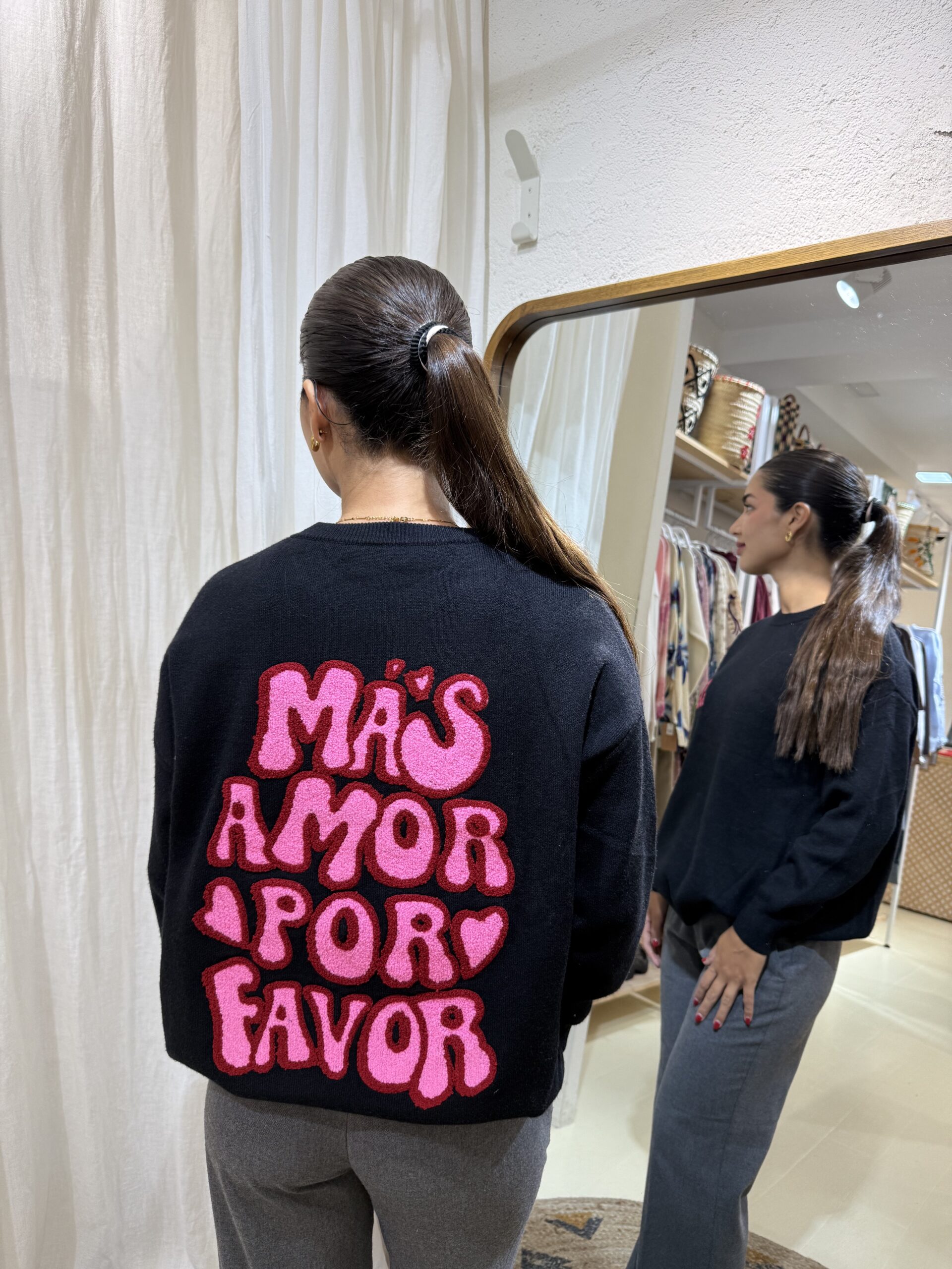 COMPRAR Jersey de punto suave con mensaje “Más Amor Por Favor”: mini aplique en el pecho y gran motivo en la espalda en chenilla rosa/fucsia. Fit relajado.
