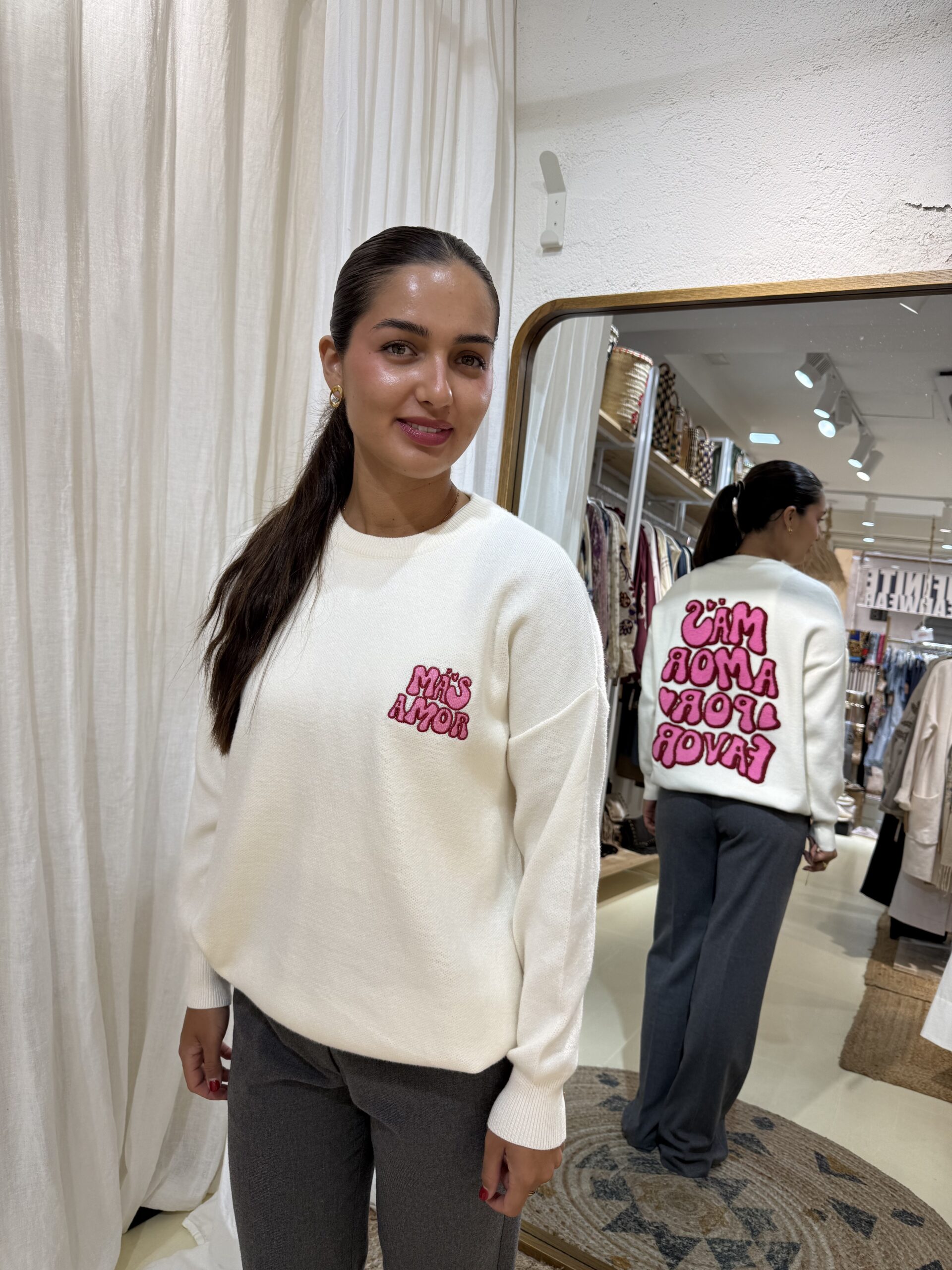 COMPRAR Jersey de punto suave con mensaje “Más Amor Por Favor”: mini aplique en el pecho y gran motivo en la espalda en chenilla rosa/fucsia. Fit relajado.