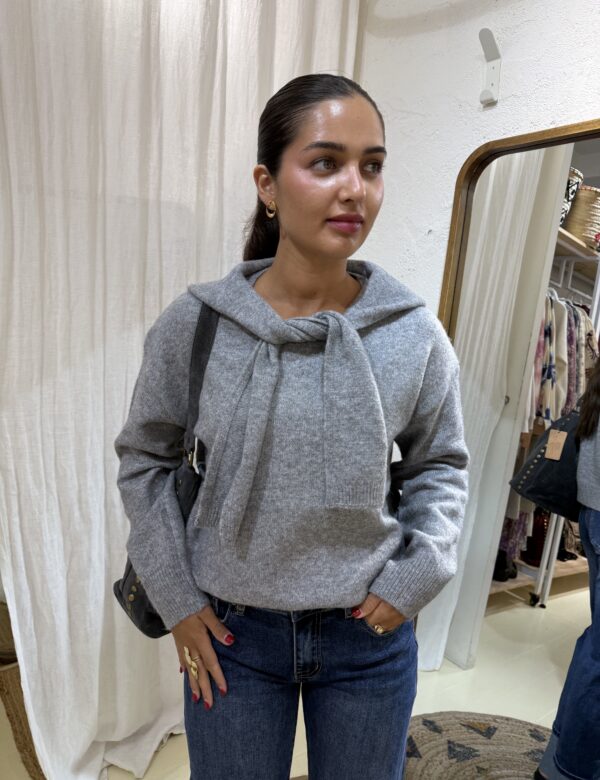 COMPRAR Jersey de punto suave con lazada integrada al cuello (se anuda al frente), manga larga y remates de canalé. Corte relajado y favorecedor.