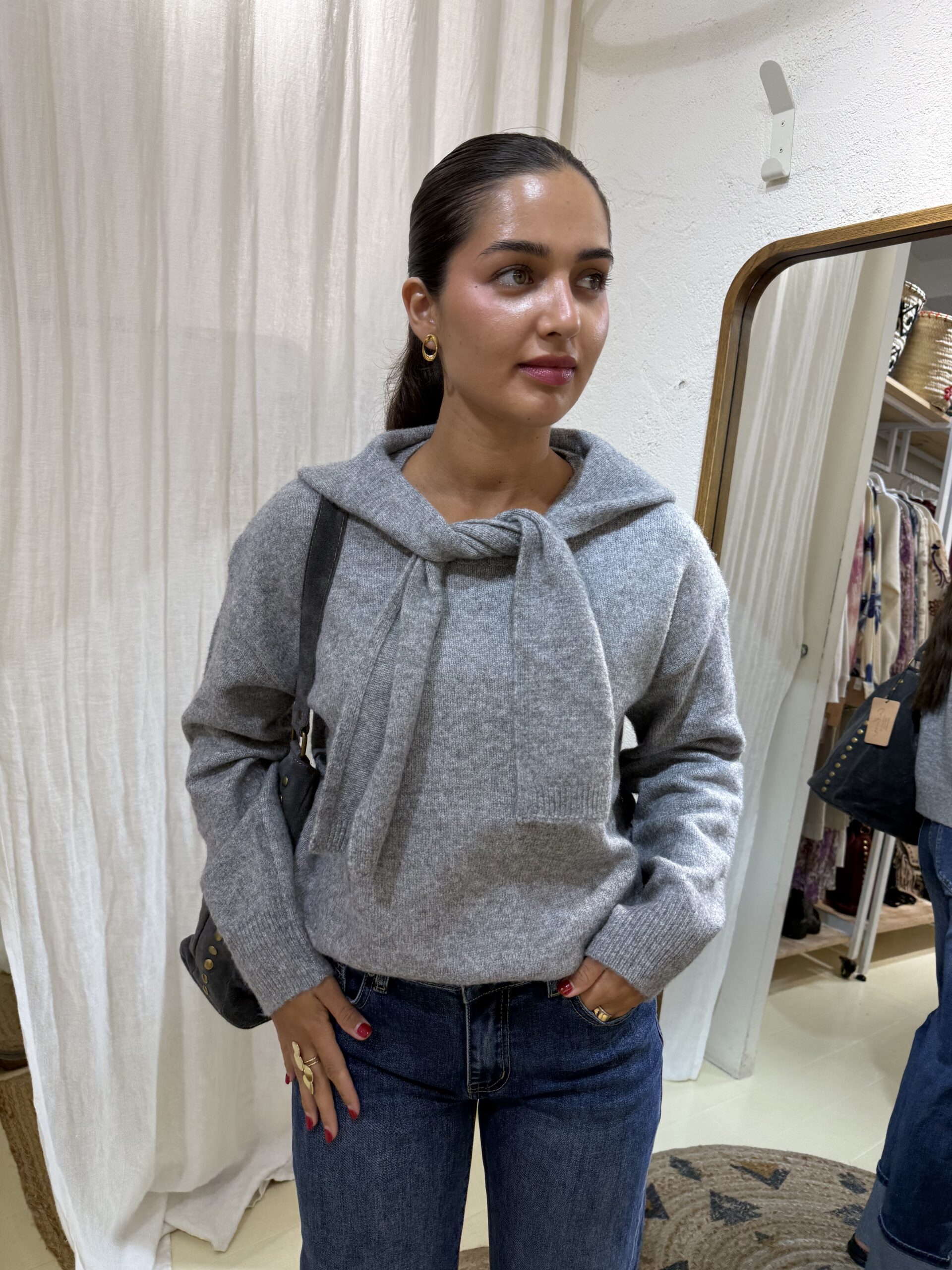 COMPRAR Jersey de punto suave con lazada integrada al cuello (se anuda al frente), manga larga y remates de canalé. Corte relajado y favorecedor.