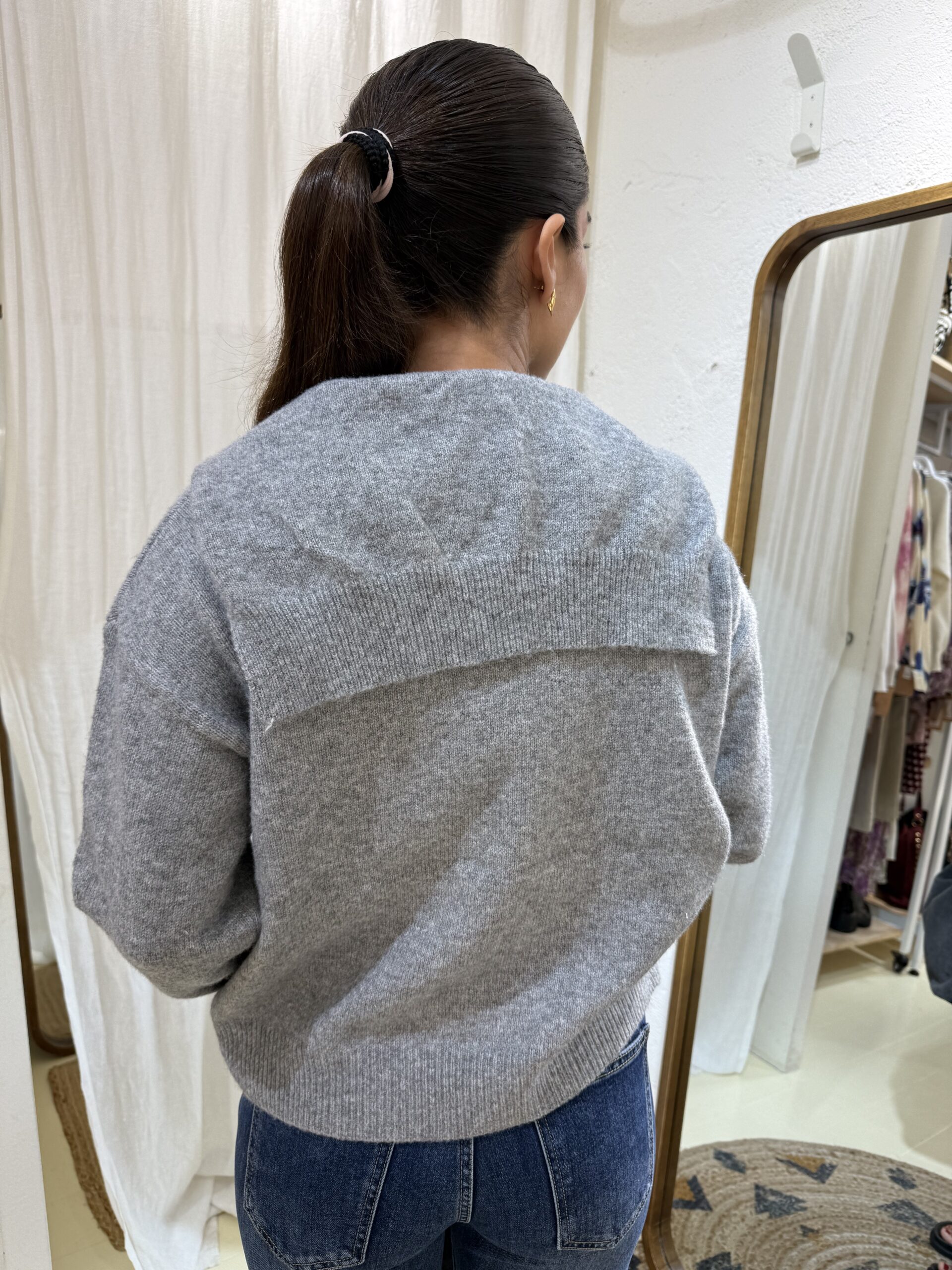 COMPRAR Jersey de punto suave con lazada integrada al cuello (se anuda al frente), manga larga y remates de canalé. Corte relajado y favorecedor.