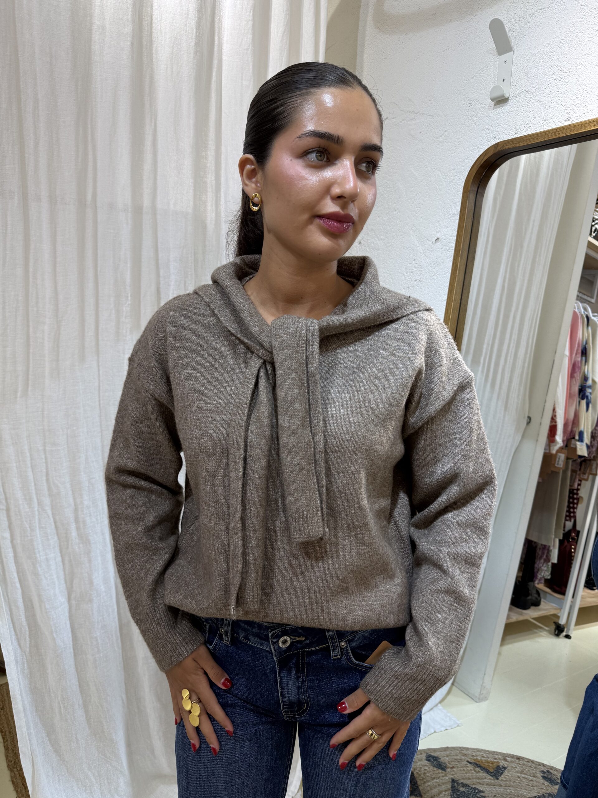 COMPRAR Jersey de punto suave con lazada integrada al cuello (se anuda al frente), manga larga y remates de canalé. Corte relajado y favorecedor.