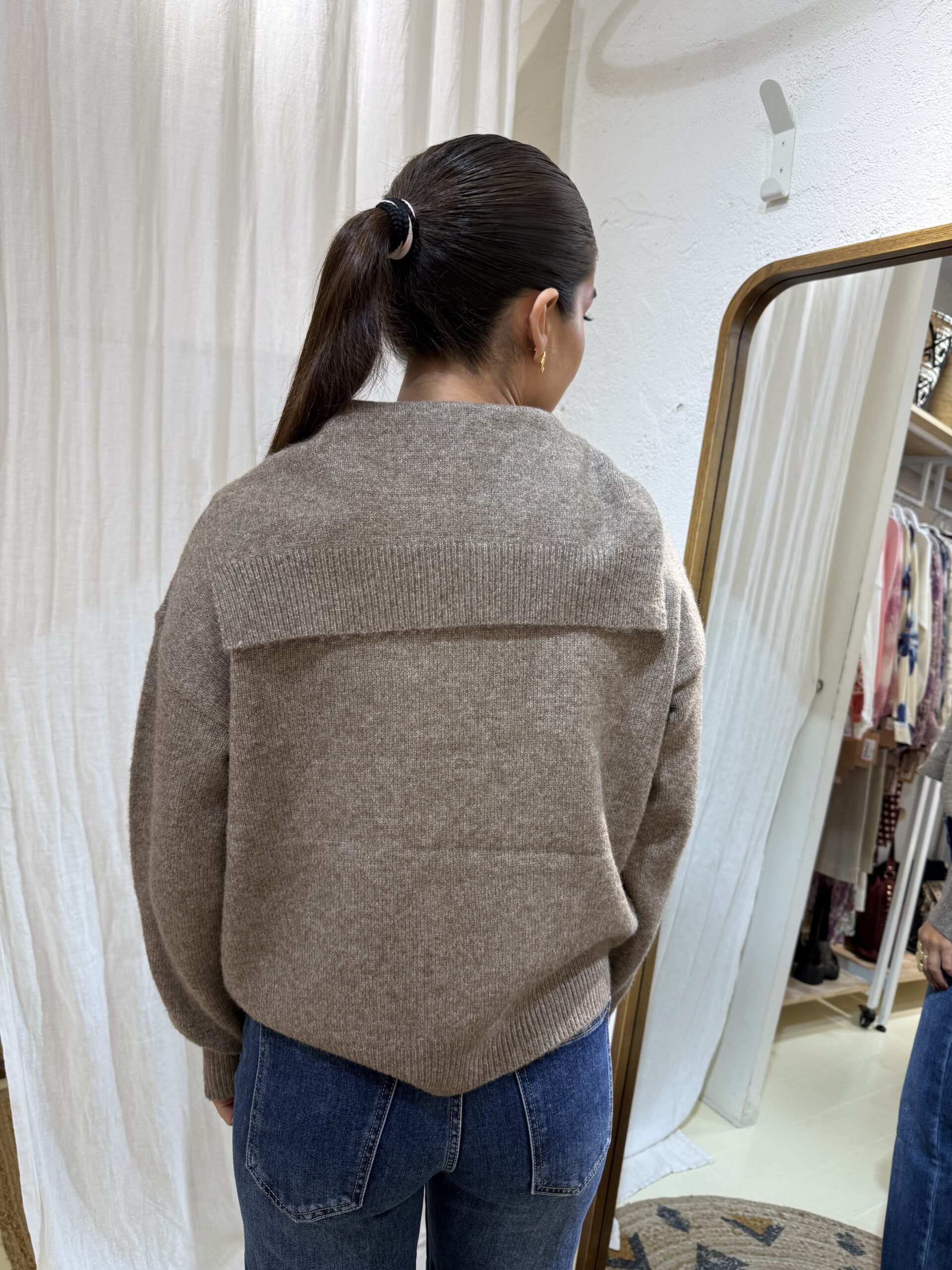 COMPRAR Jersey de punto suave con lazada integrada al cuello (se anuda al frente), manga larga y remates de canalé. Corte relajado y favorecedor.