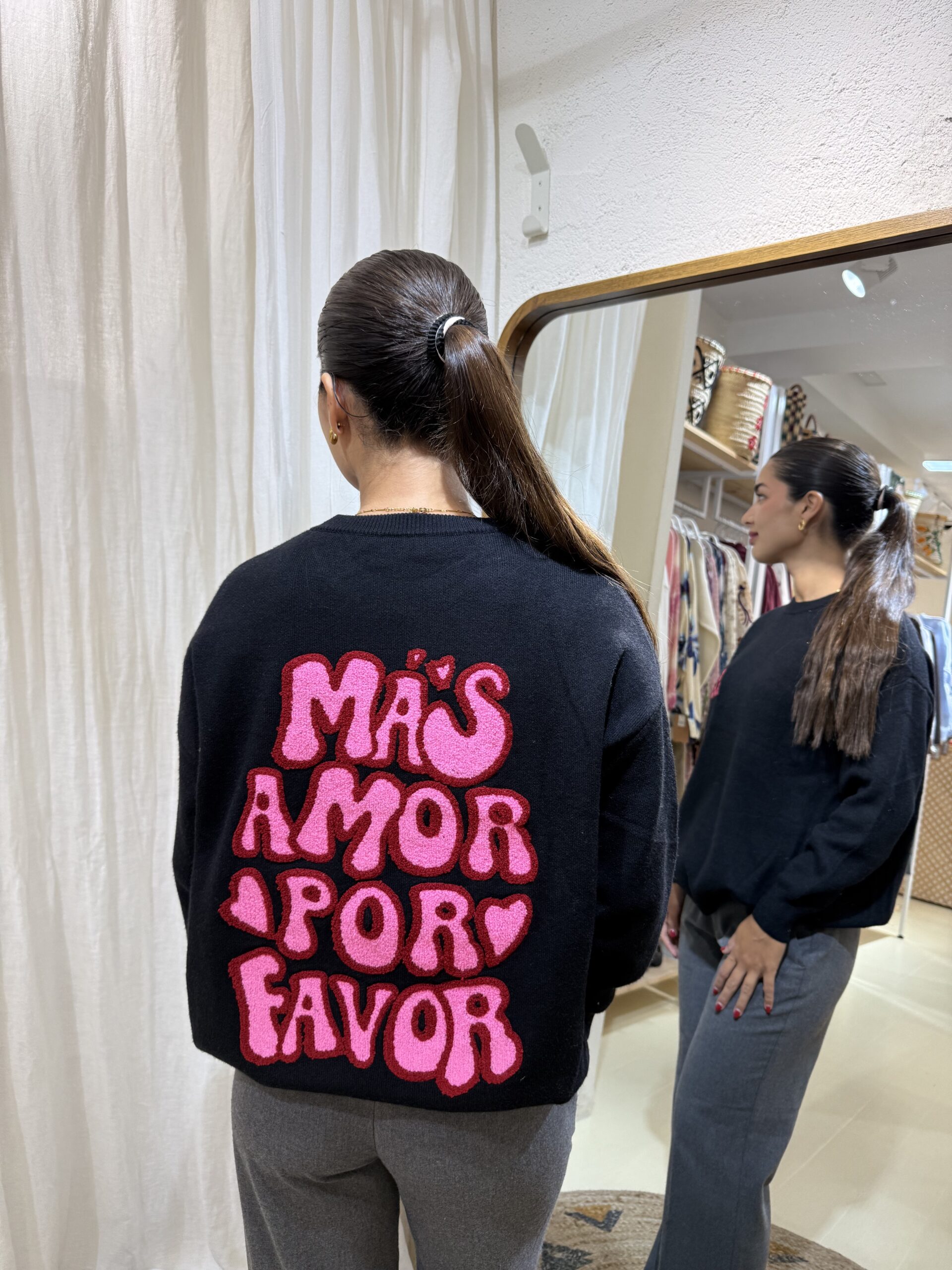 COMPRAR Jersey punto calado mujer, jersey mensaje bordado, punto romántico minimalista, jersey blanco boho, moda punto 2026, JERSEY MAS AMOR POR FAVOR