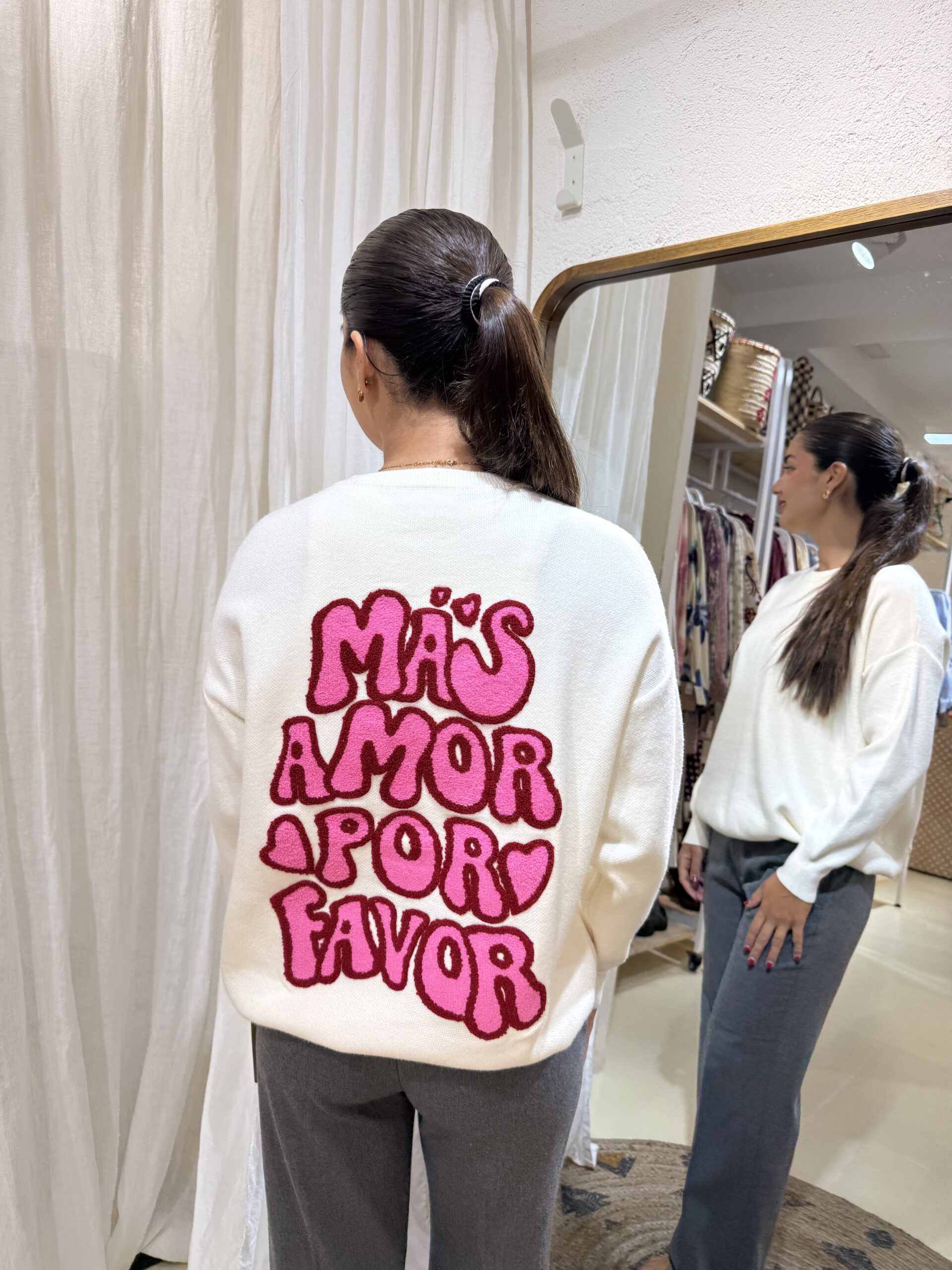 COMPRAR Jersey punto calado mujer, jersey mensaje bordado, punto romántico minimalista, jersey blanco boho, moda punto 2026, JERSEY MAS AMOR POR FAVOR