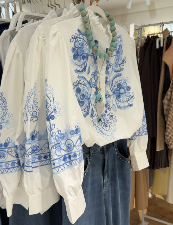 COMPRAR CAMISA BLANCA ROMANTICA detalles costura azul mujer