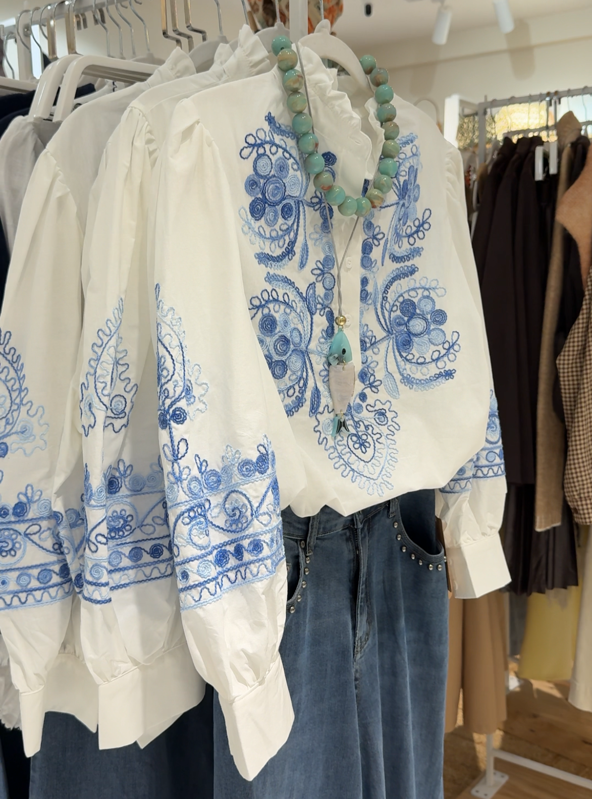 COMPRAR CAMISA BLANCA ROMANTICA detalles costura azul mujer