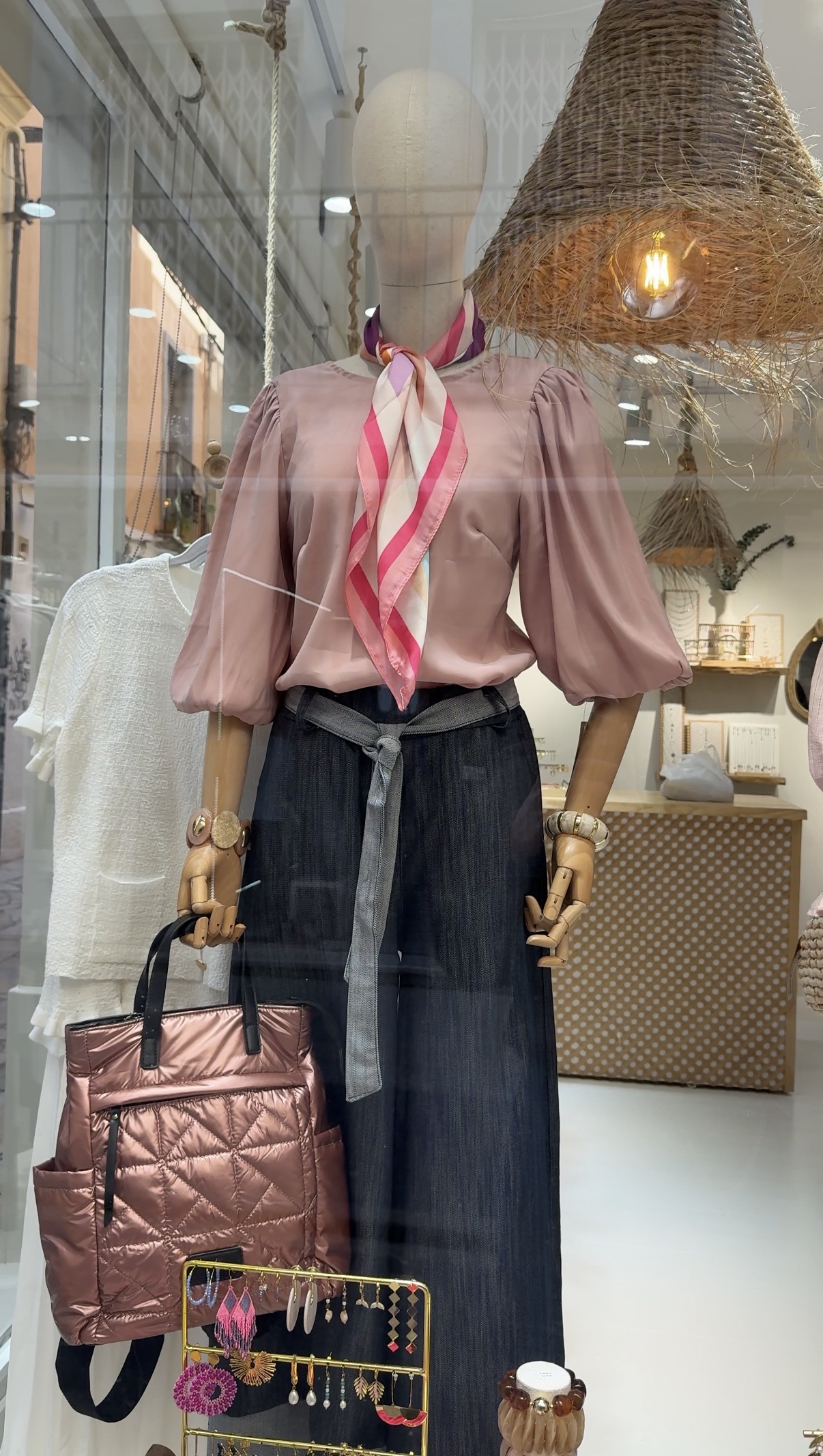 COMPRAR PANTALON AZUL MARINO LAZO DETALLE BAJO MUJER PRIMAVERA VERANO COMPRAR CAMISA MUJER VERANO PRIMAVERA LAZO MANGA ABULLONADA ELEGANTE CASUAL ROMANTICA Pantalón culotte azul marino para mujer con cinturón | Pantalón fluido cintura elástica