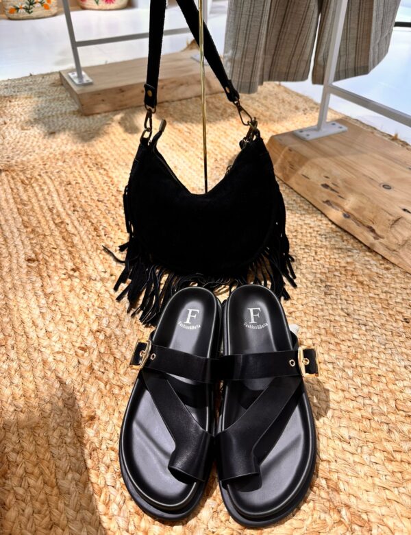 COMPRAR SANDALIA NEGRA MUJER HEBILLA DORADA VERANO