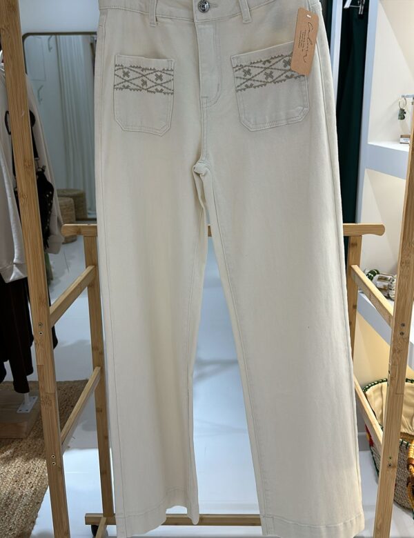 COMPRAR Tejano Sol crema, vaquero mujer bordado, pantalón recto crema, denim étnico dorado, moda boho chic 2026